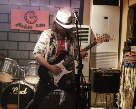 日本全国を股にかけて活躍するプロギタリストの男性が無料登録